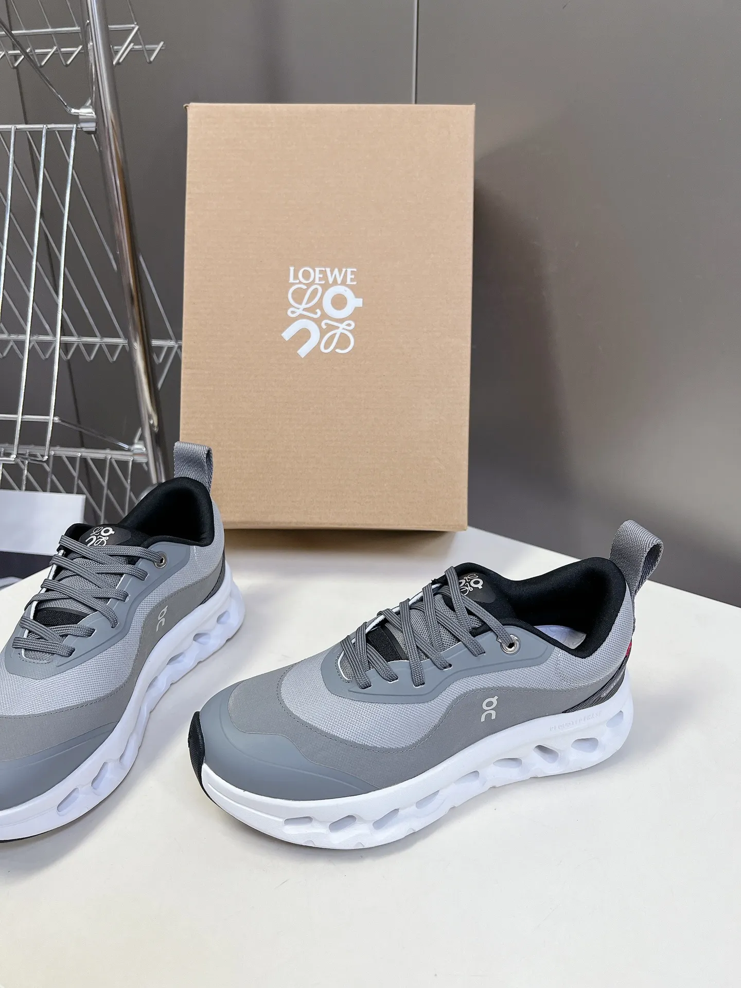 👟👟Ex-factory price 640👟👟 Loewe x on cioudtilt2.0 running shoes‼ ️Couple model Loewe Made from recycled polyester and mesh, it features an exclusive rubber sole with Loewe's classic logo printed on the side and full-coverage seam details. This cooperation combines ON's professional technology with Loewe's exquisite craftsmanship, and uses it in the production and design, specially designed for urban life and outdoor sports. Code number: 35-40, male 39-44